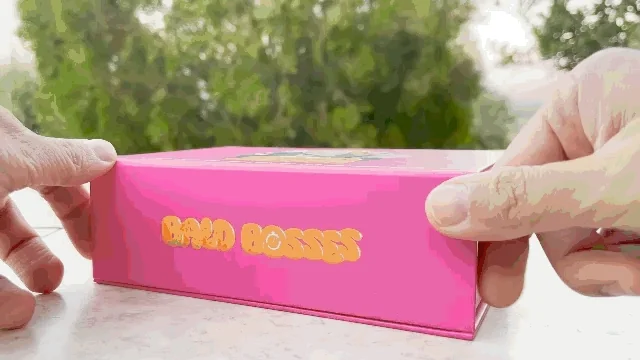 Magnetic closure box with linen-finish cards